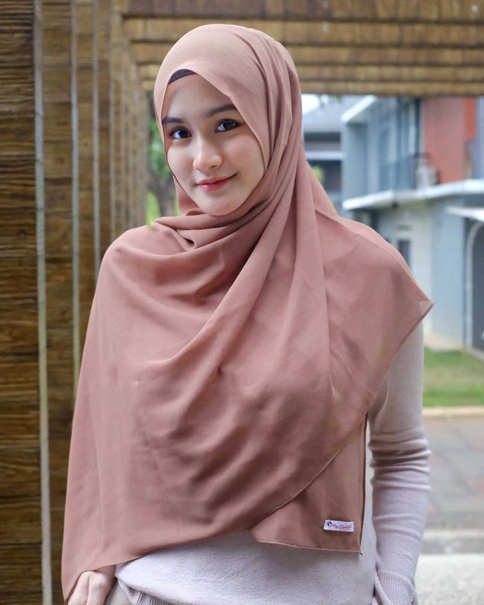 Jadi Mamah Muda, 10 Potret Nadya Fricella Adem Banget dalam Balutan Hijab