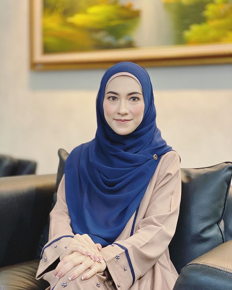 Cantik Menawan Ini 10 Potret Ustazah  Nur Fadhlina Juri 