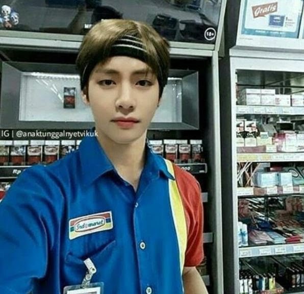 Tertawa Abis!  Ini 10 Foto Editan Idol Kpop Mengenakan Seragam Minimarket