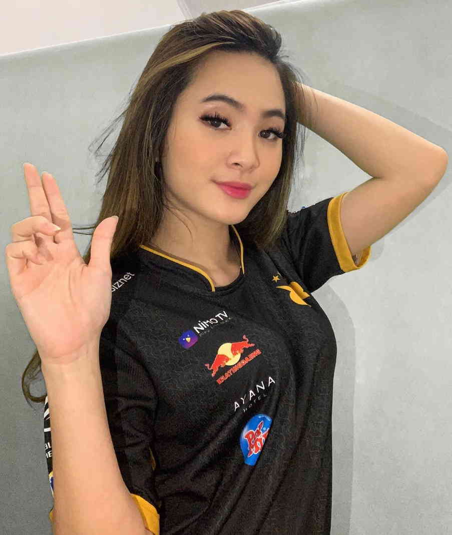 10 Potret Vivi Novica, Anggota e-Sport RRQ yang Jago Banget Main Game