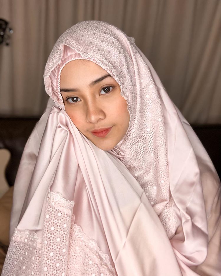 10 Potret Anya Geraldine Dalam Balutan Jilbab, Cantiknya Sejukkan Hati