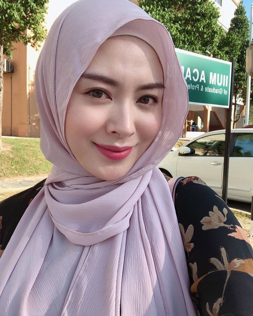 Kenali Ayana Moon, seorang mualaf Korea yang menjadi hijaber terkenal