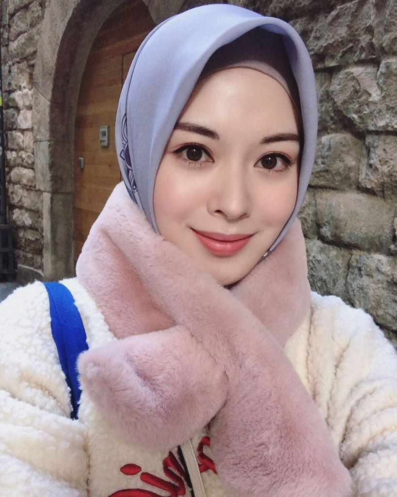 Kenali Ayana Moon, seorang mualaf Korea yang menjadi hijaber terkenal