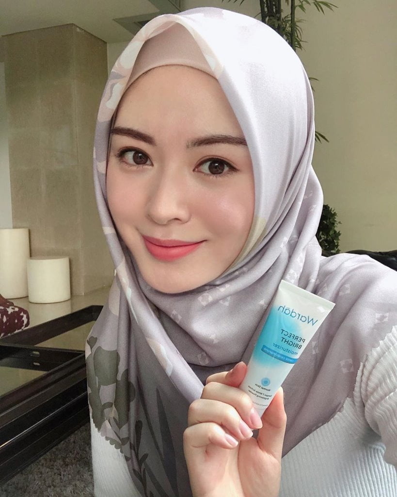 Kenali Ayana Moon, seorang mualaf Korea yang menjadi hijaber terkenal