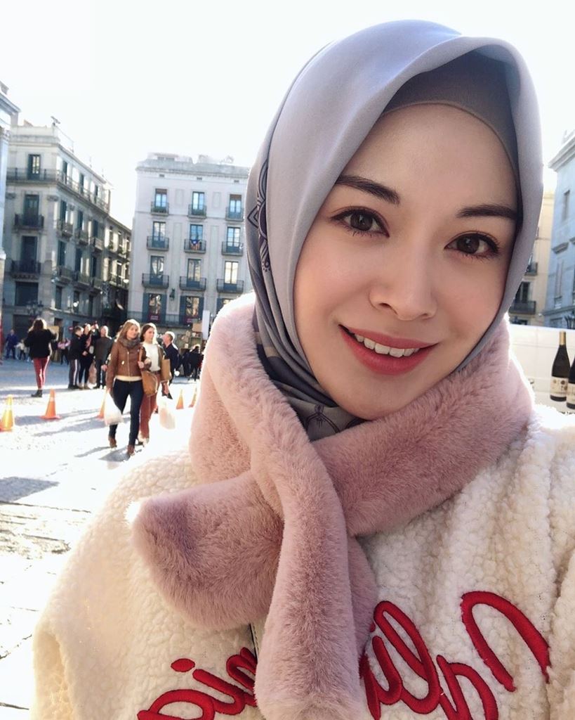 Kenali Ayana Moon, seorang mualaf Korea yang menjadi hijaber terkenal