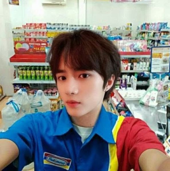 Tertawa Abis!  Ini 10 Foto Editan Idol Kpop Mengenakan Seragam Minimarket