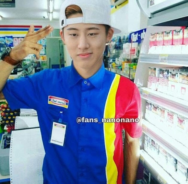 Tertawa Abis!  Ini 10 Foto Editan Idol Kpop Mengenakan Seragam Minimarket