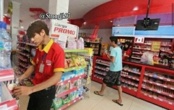 Tertawa Abis!  Ini 10 Foto Editan Idol Kpop Mengenakan Seragam Minimarket