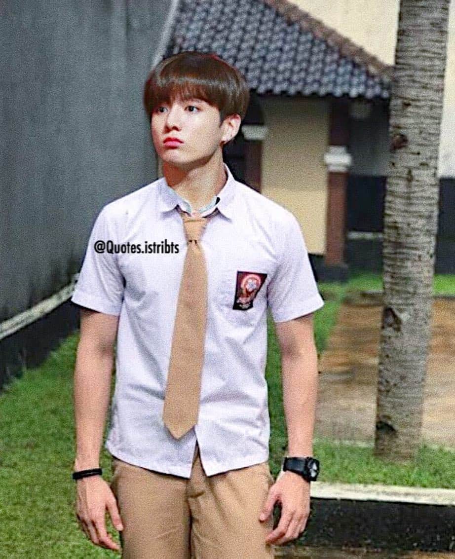 15 Foto Editan Idol KPop Pakai Baju Seragam, Bikin Kangen Sekolah