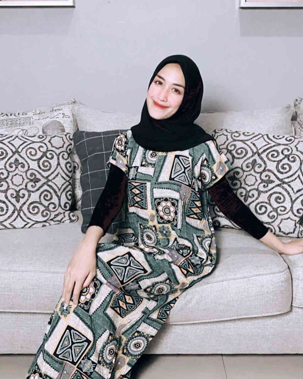 10 Gaya Hijab Icha Anisa, Pemain FTV yang Miliki Pesona Adem