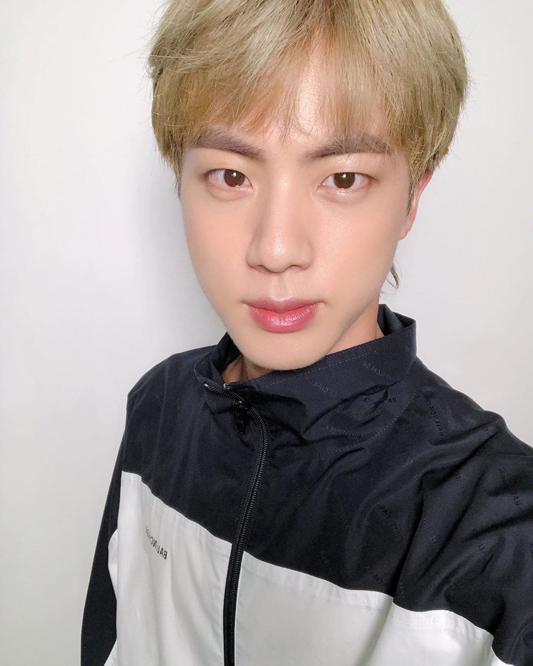 10 Idol Ini Sangat Pede Bahas Kegantengannya, Engga Pake Jaim