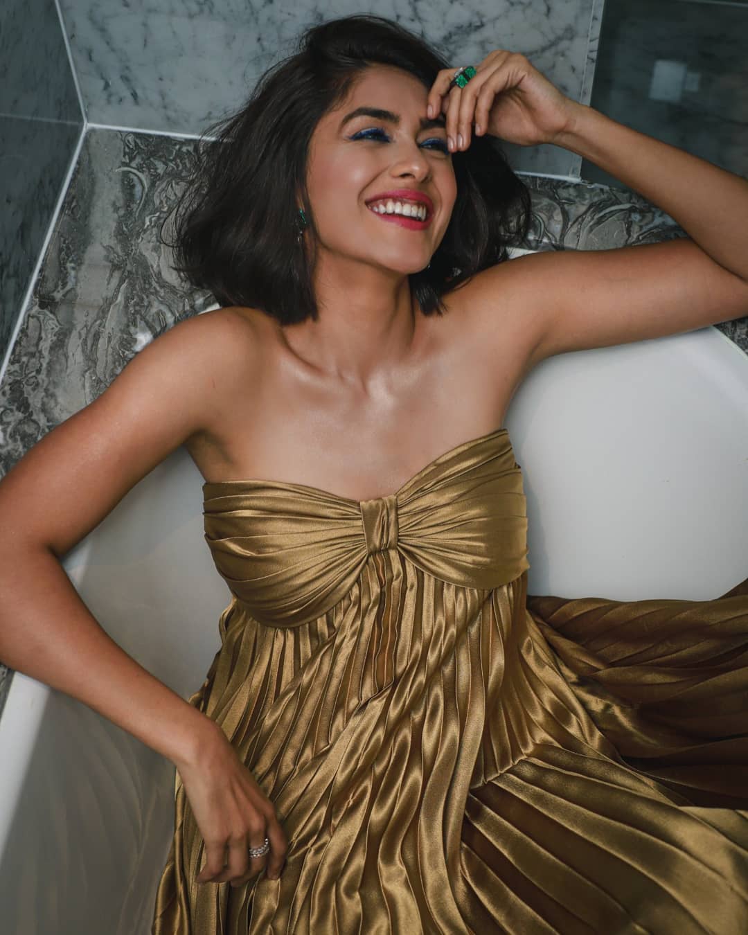 10 Pesona Mrunal Thakur, Bintang Baru Bollywood yang Cantik Menawan