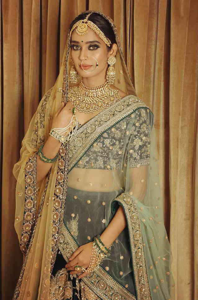 10 Potret Neha Saxena, Istri Shakti Arora yang Fashionable Abis