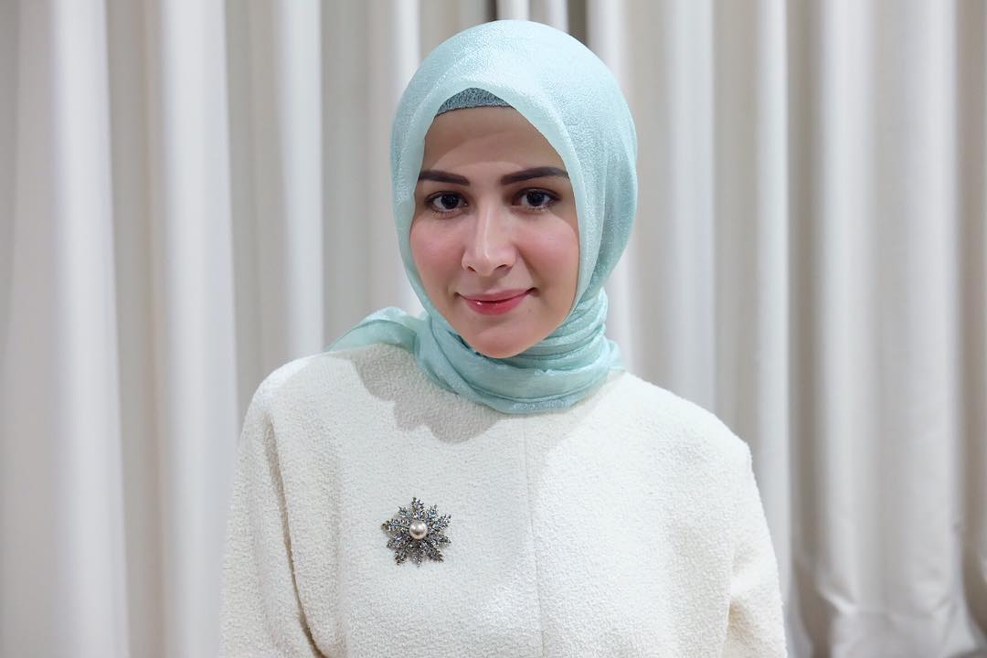 10 Potret Anggun Rina Diana Saat Kenakan Hijab, Bikin Hati Adem