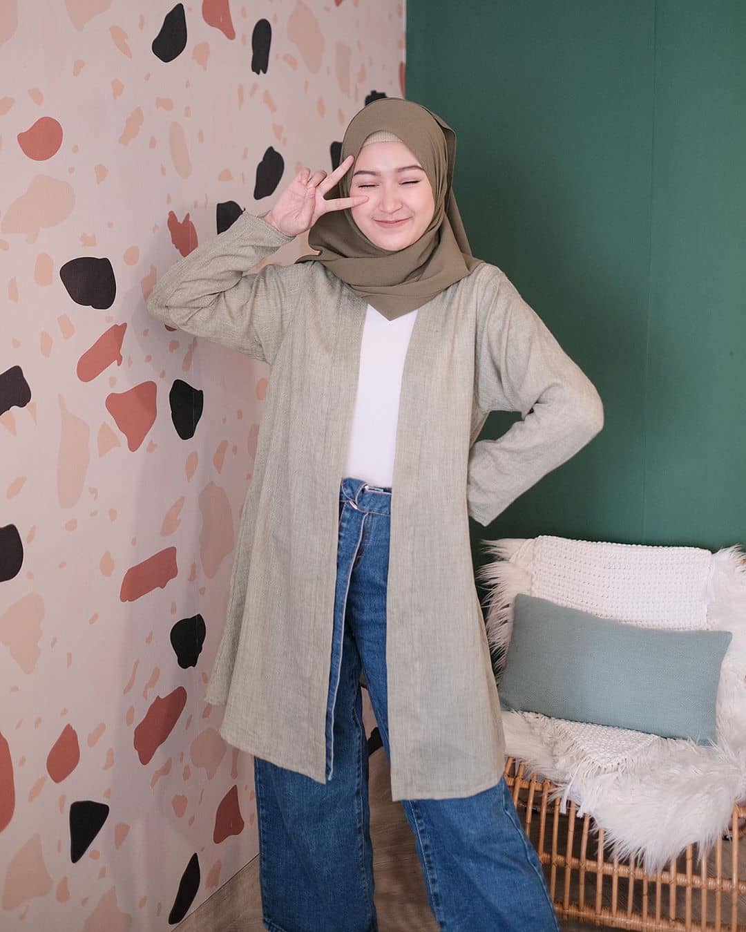 10 Inspirasi Fashion Hijab Saritiw, Selebram Cantik yang Kini Jadi Mama Muda.