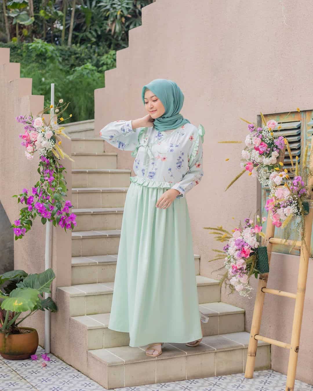 10 Inspirasi Fashion Hijab Saritiw, Selebram Cantik yang Kini Jadi Mama Muda.