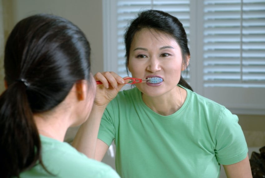4 Simple Ways to Whiten Teeth