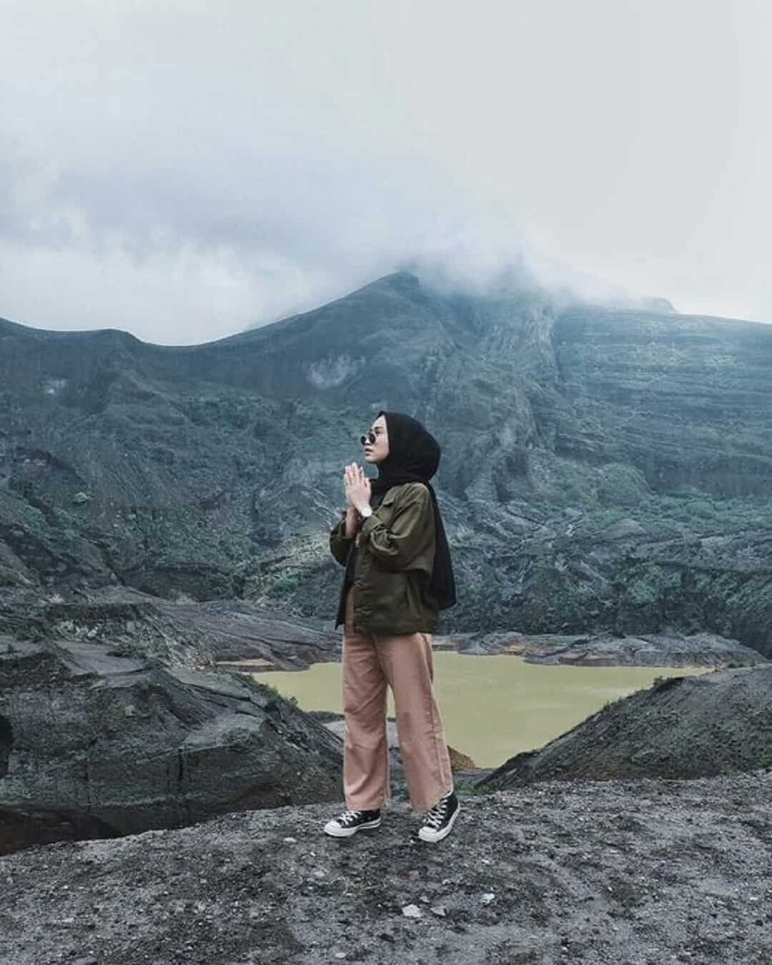 Tetap asik di gunung, ini dia 10 rekomendasi outfit hiking untuk traveller hijabi
