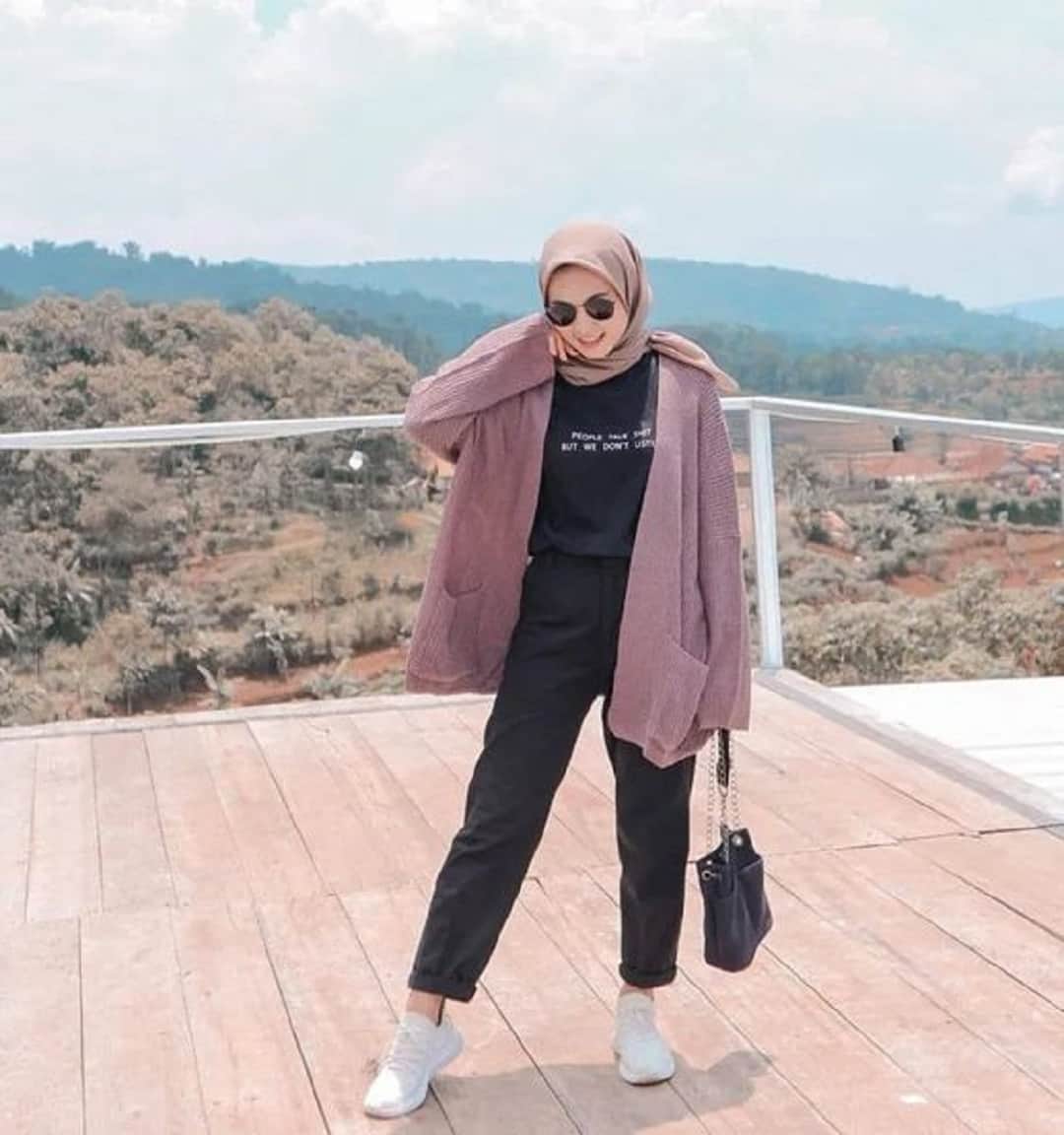 10 Ide Outfit Mendaki Untuk Traveller Berhijab Tetap Kece Di Atas Gunung