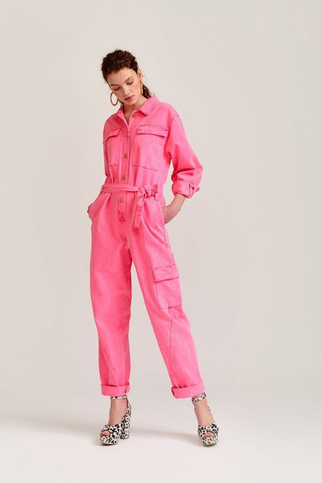 10 Inspirasi Gaya Busana Warna Pink, Trendy dan Menggemaskan