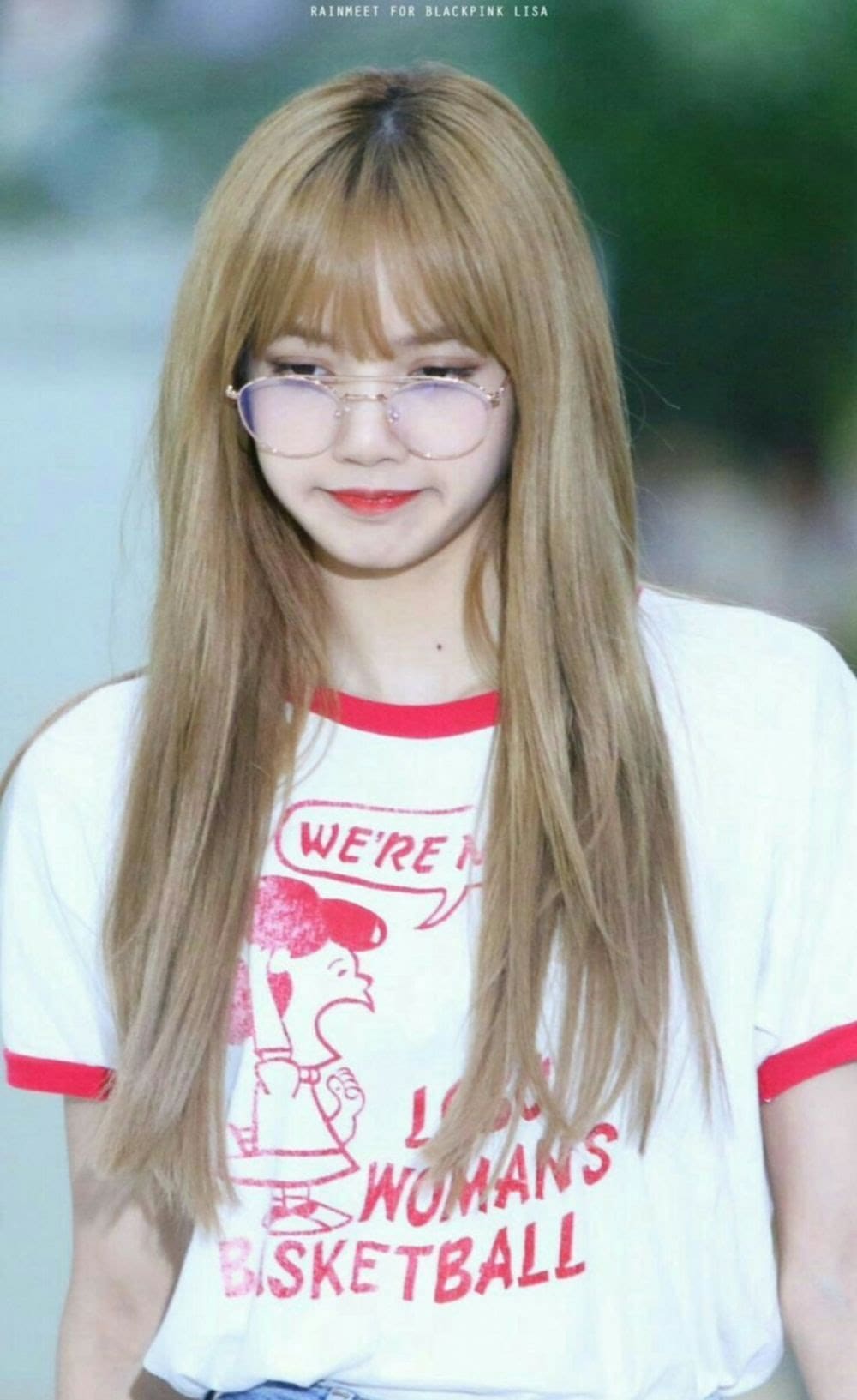 10 Potret Lisa Blackpink Pakai Kacamata Cantik yang Mempesona