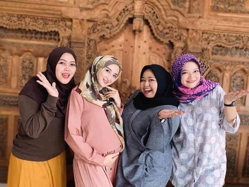 Sedang Hamil Besar, 10 Fashion Muslimah ala Chacha Takya Bisa Tetap Modis