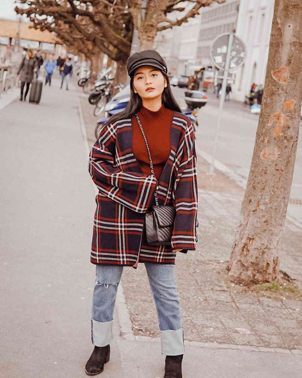 10 Pesona Debi Sagita, Aktris FTV yang Cantiknya Bikin Terkesima