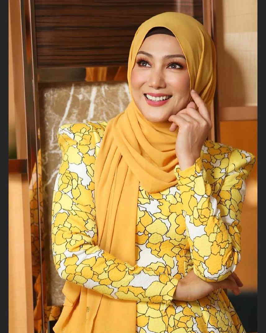 10 Pesona Cantik Erra Fazira, Mantan Istri Engku Emran ...