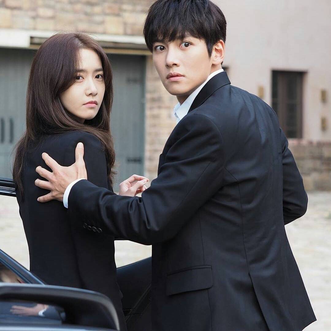 Disangka Cinlok, Ini 10 Potret Kebersamaan Ji Chang Wook dan Yoona dalam Drama K2