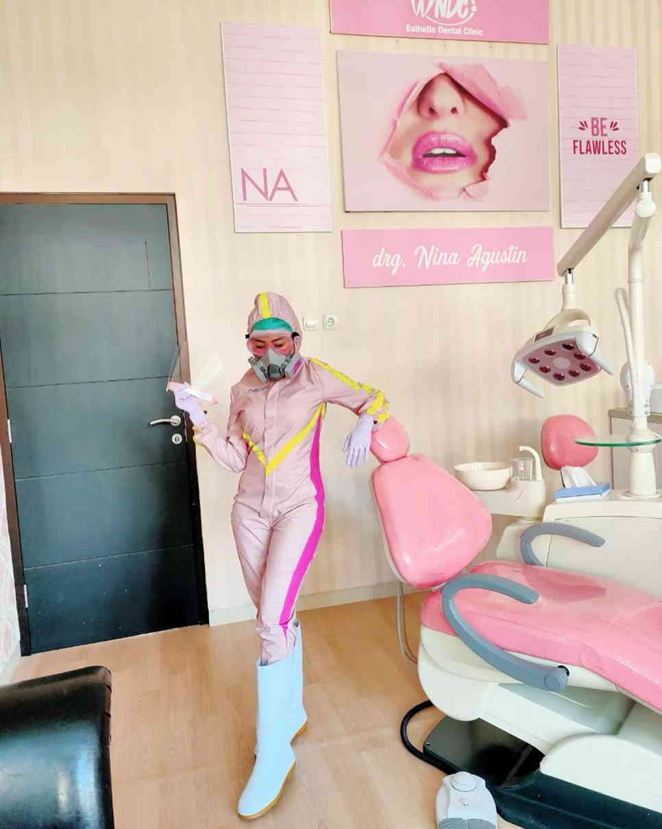 10 Gaya Nina Agustin Dokter Gigi APD yang Stylish dan Inspirtif