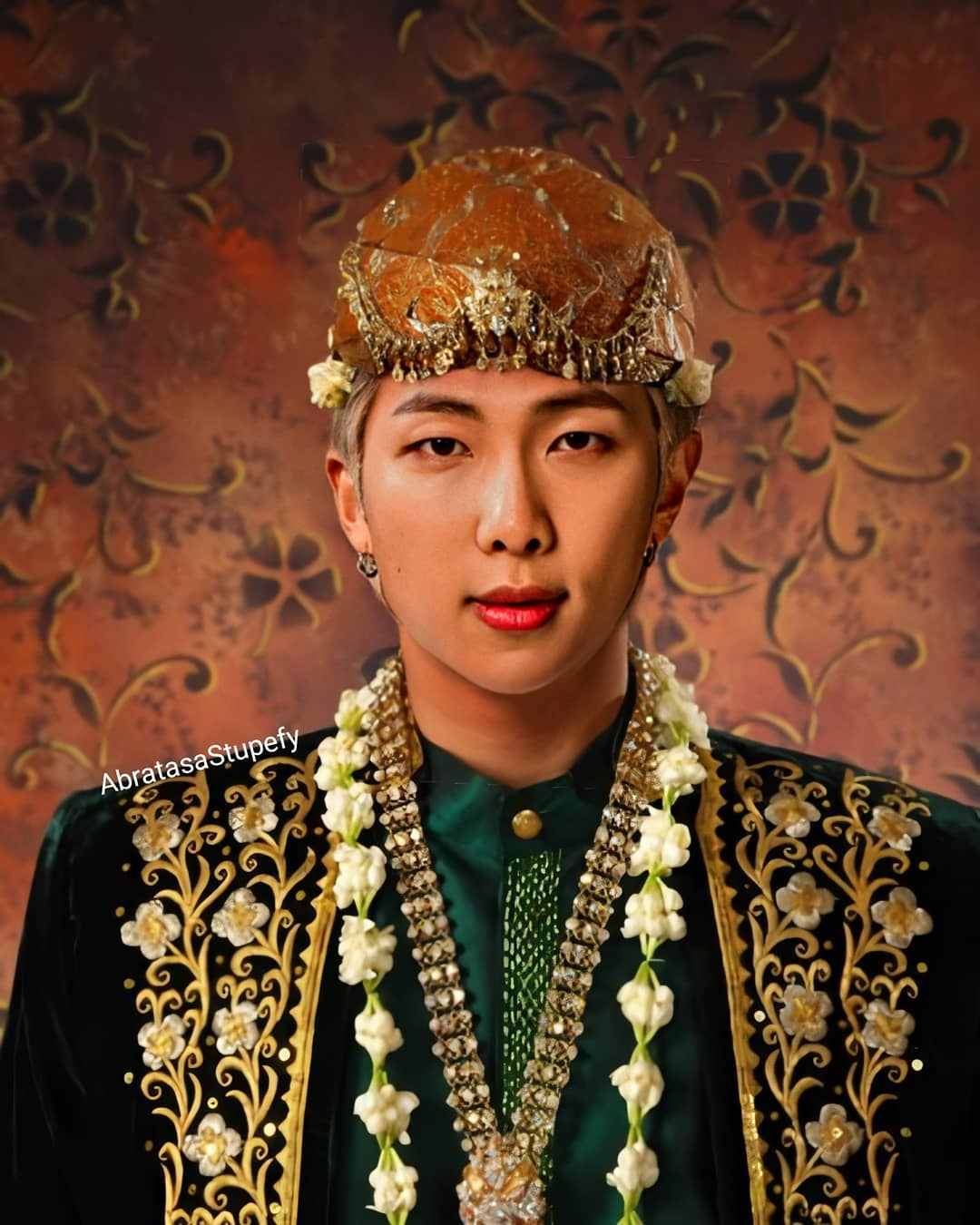 10 Potret Member BTS jadi Pengantin Pria Adat Jawa, Gantengnya Lokal Banget!