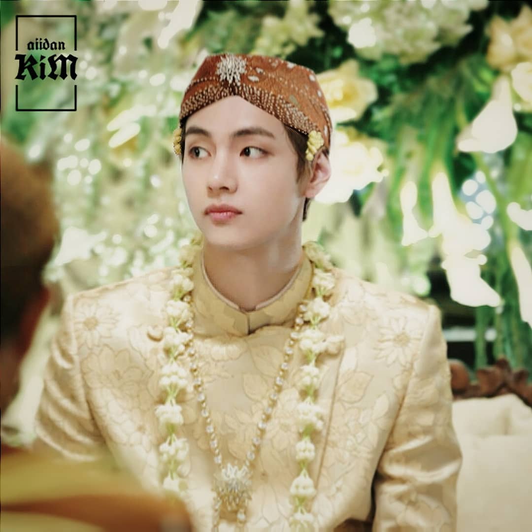 10 Potret Member BTS jadi Pengantin Pria Adat Jawa  