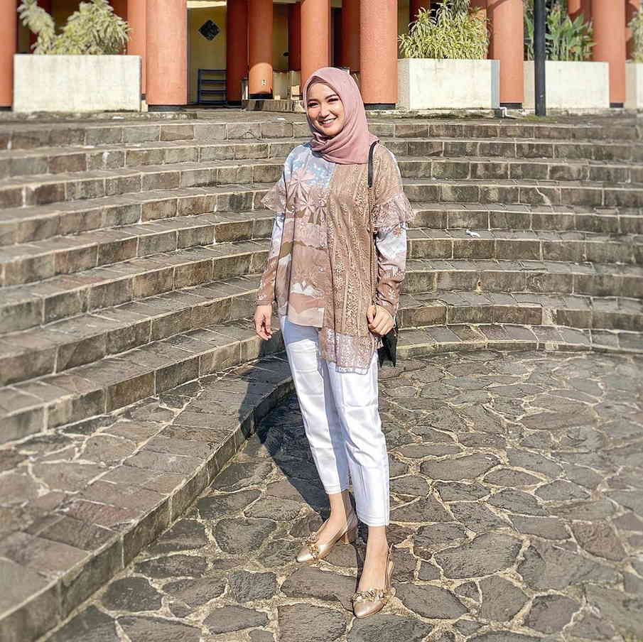 Jadi Istri TNI, 10 Potret Winda Khair Setelah Berhijab Makin Anggun