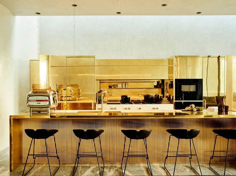 10 Desain Dapur Mewah dengan Aksen Serba Warna Emas