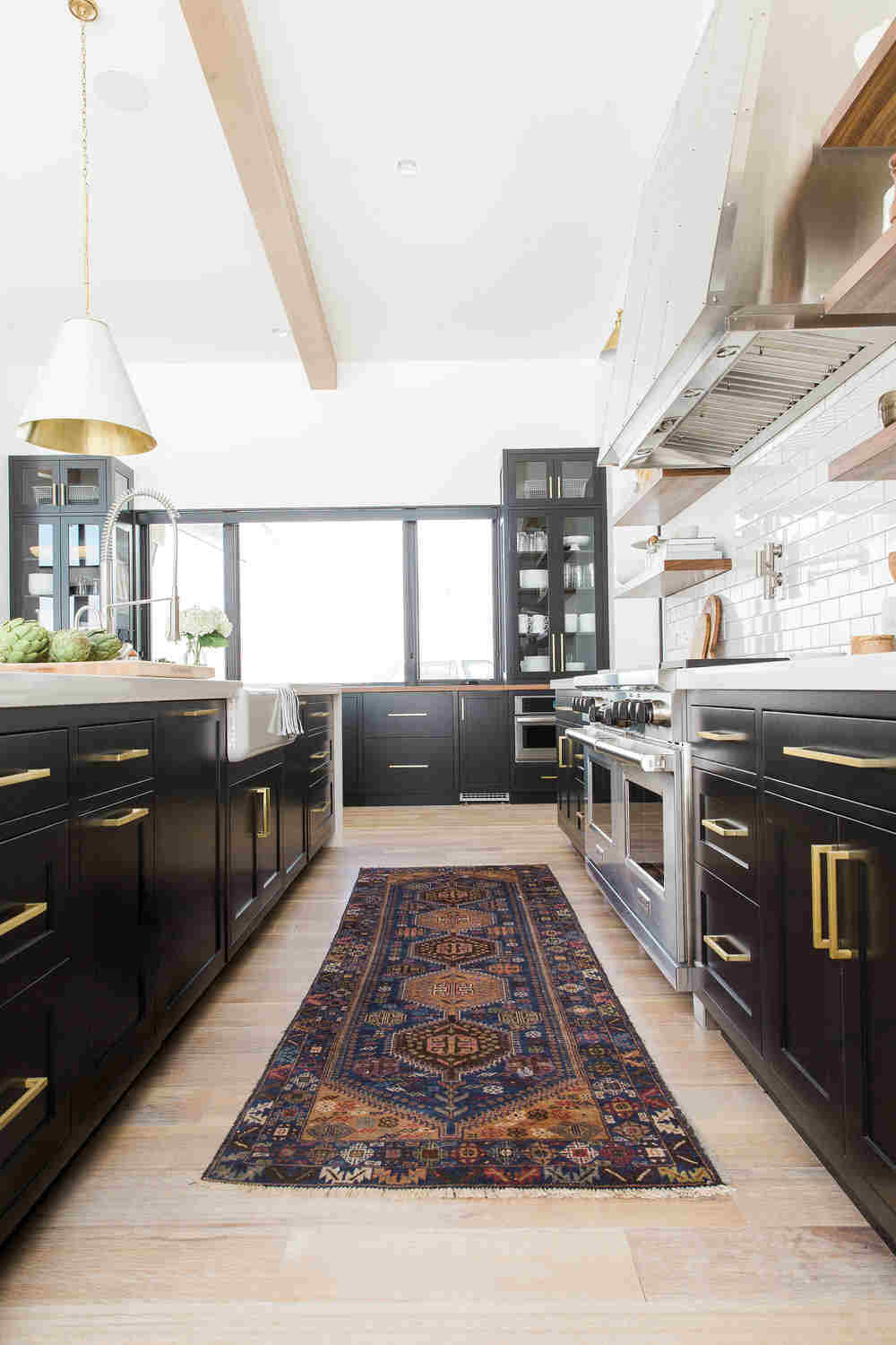 Elegan dengan Warna  Hitam 10 Inspirasi Dapur Tampak Mempesona