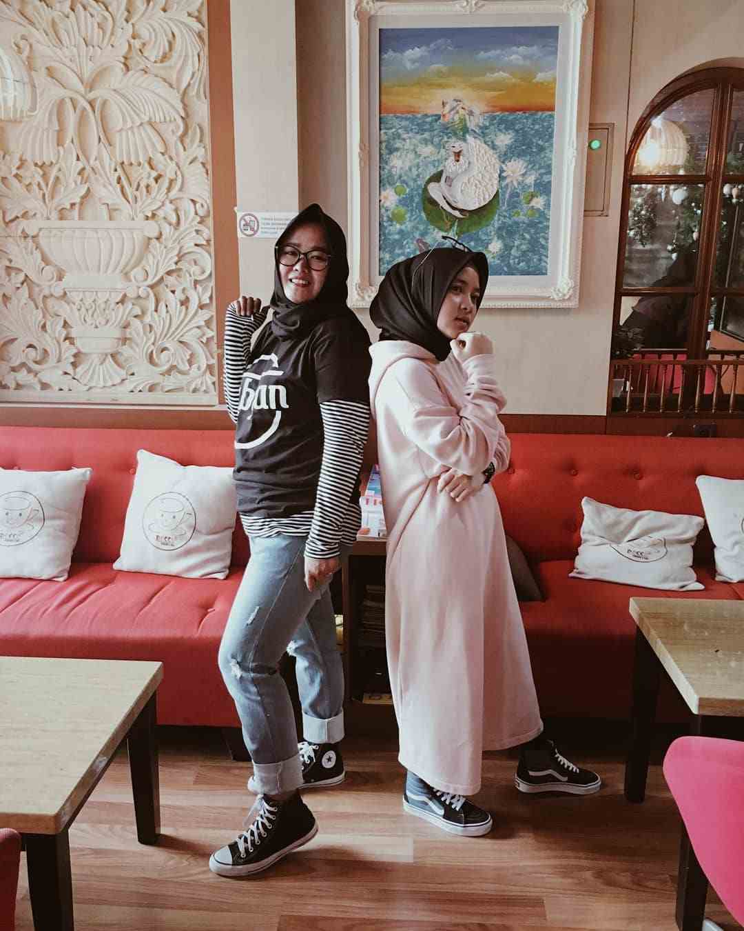 Outfit Hoodie untuk Hijaber, 10 Ide Padu Padan Ala Selebgram