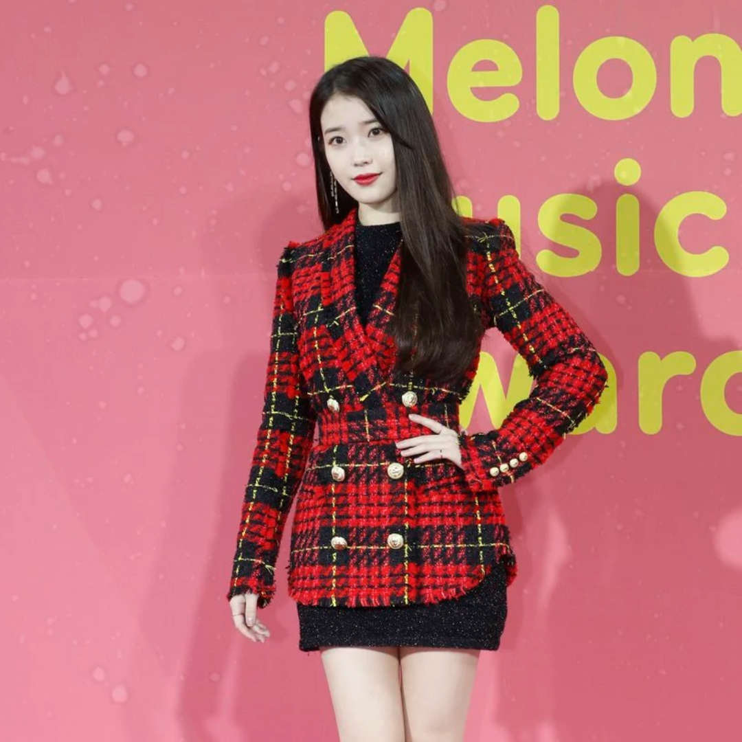 10 Inspirasi Outfit Warna  Merah  ala IU Tampak Cerah  