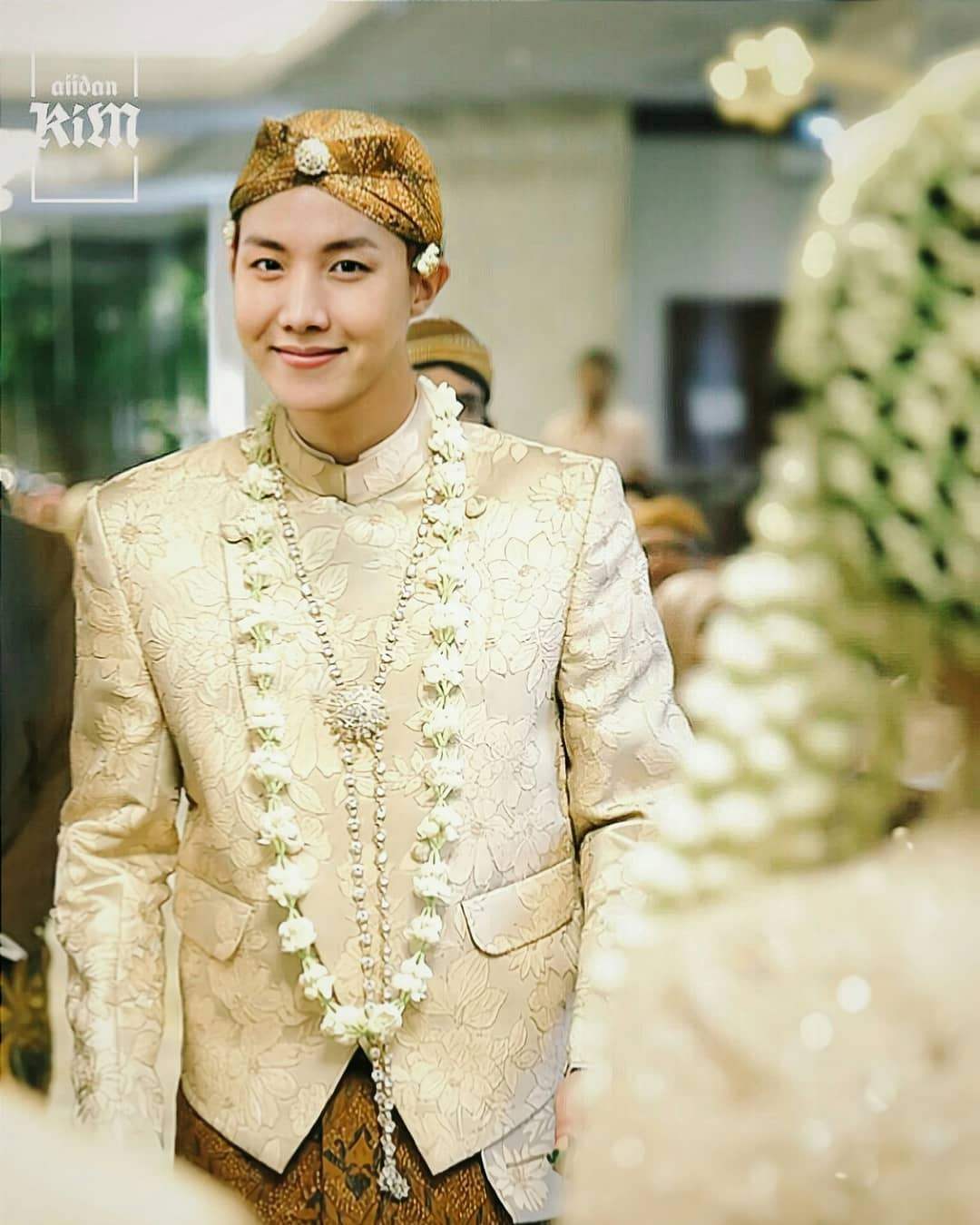 10 Potret Member BTS jadi Pengantin Pria Adat Jawa  