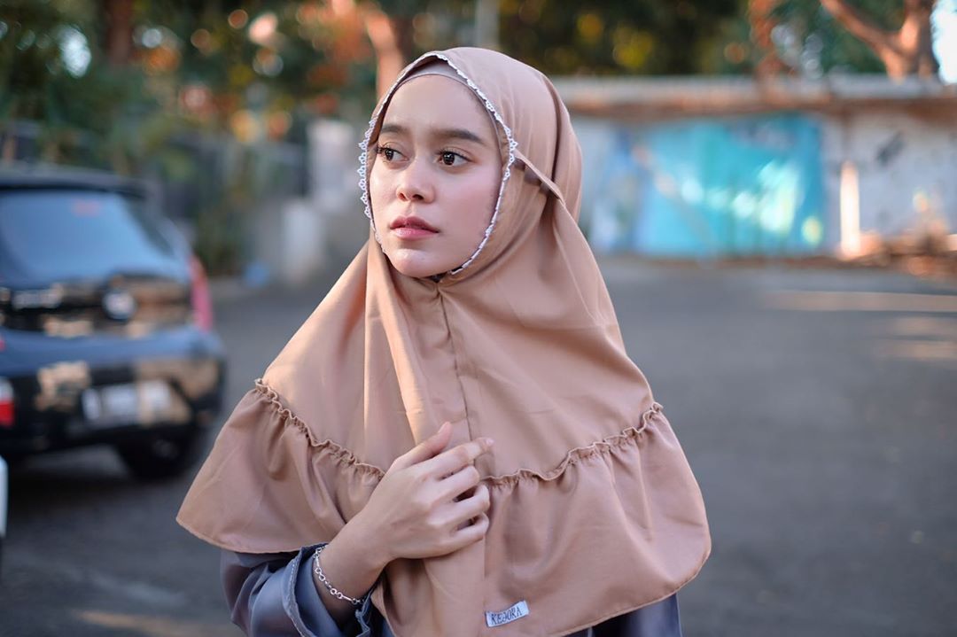 10 Gaya Kerudung Lesty Kejora, Gak Ribet dan Kekinian