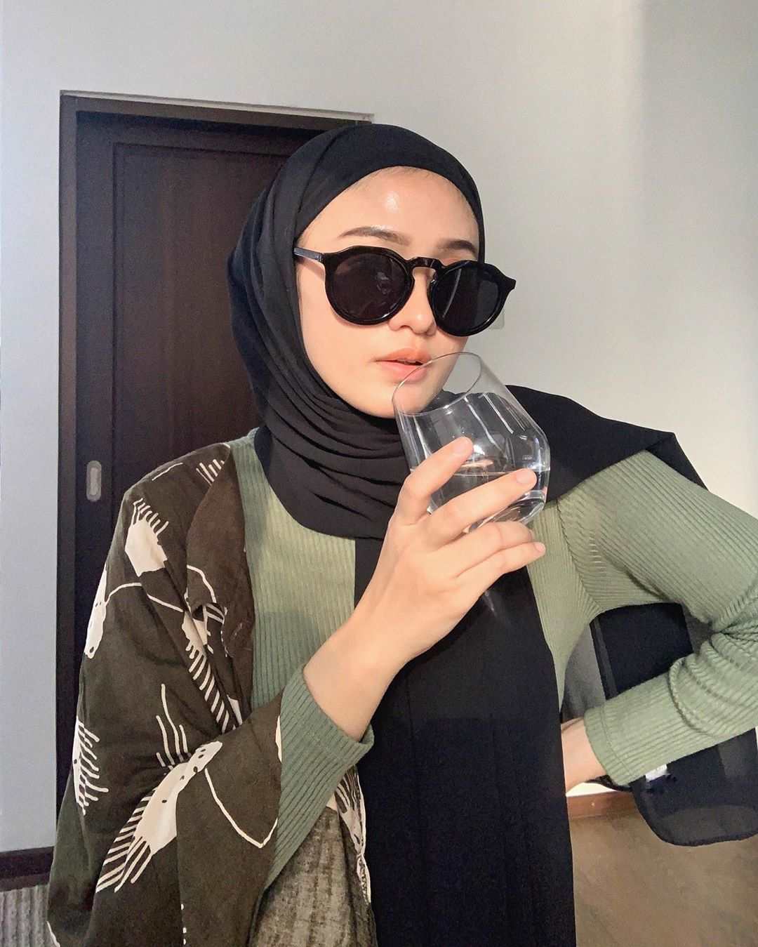 10 Inspirasi Hijab Helmi Nur Sifah, Tetap Stylish Meski Punya Anak