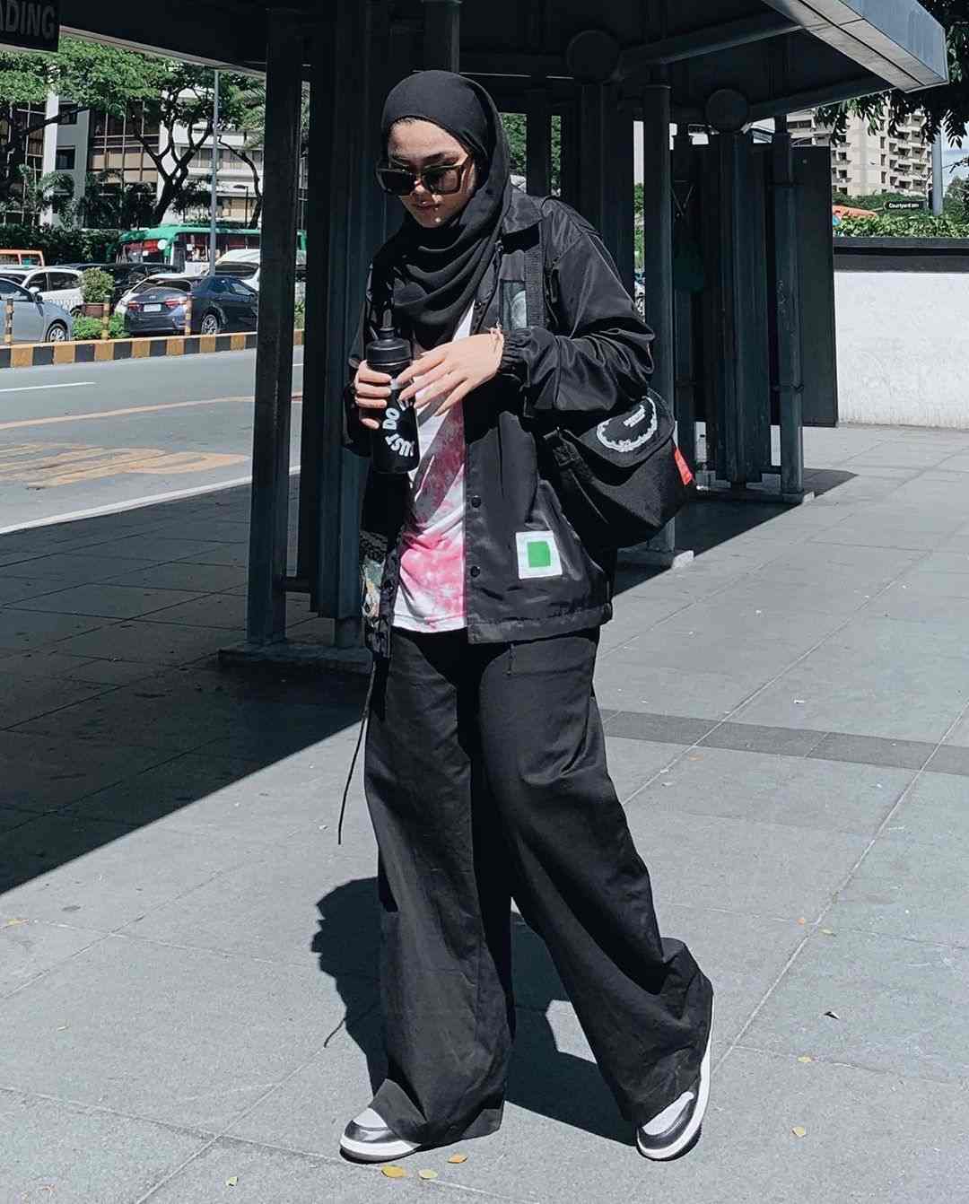 10 Inspirasi Mix and Match Sivia Azizah,Tampil Boyish Style dengan Hijab