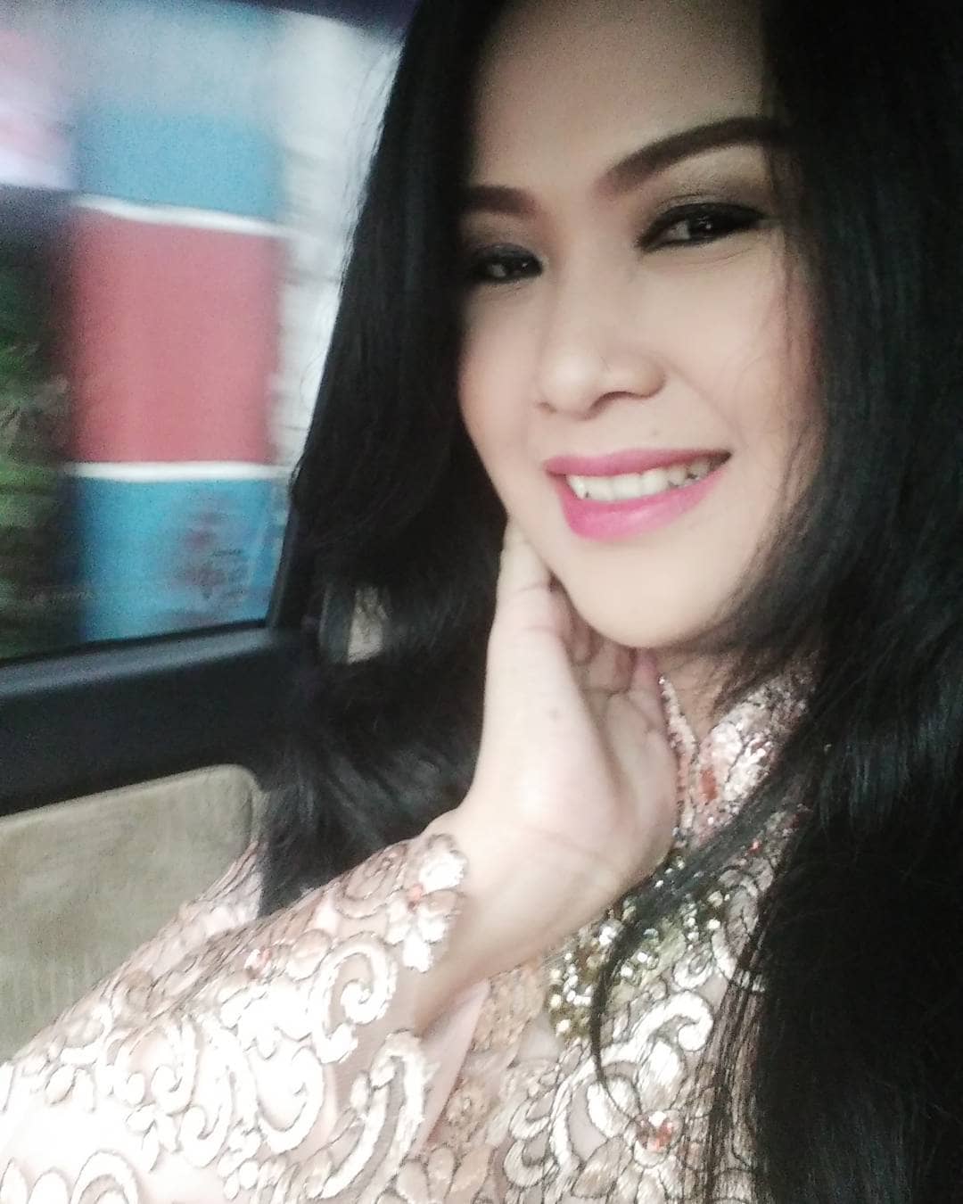 Inilah 10 Potret Dewi Sri, Istri Roker Ahmad Albar yang Terpaut 37 Tahun (foto: Instagram/@dewiye04)