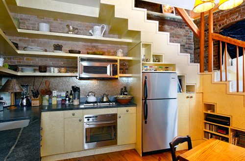 10 Ide Desain Dapur Bawah Tangga yang Cocok Untuk Ruangan Terbatas
