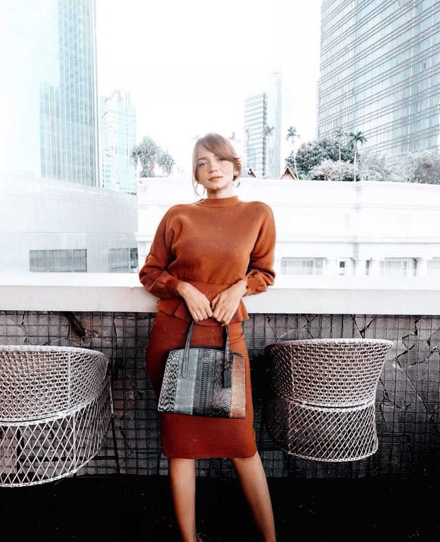 Tampak Anggun, 10 Inspirasi OOTD Rok dan Dress Ala Enzy Storia