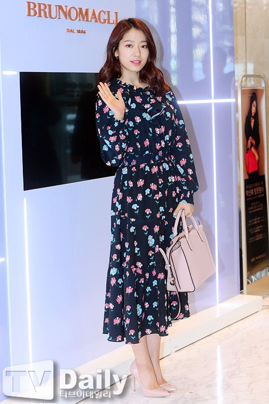 Tampak Menawan, 10 Pesona Park Shin Ye dengan Balutan Dress