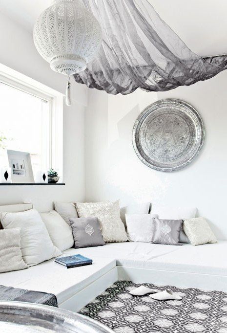 10 Ide Desain Ruang Tamu Lesehan Tanpa Sofa, Super Nyaman