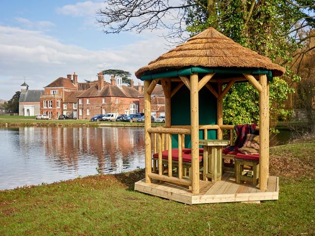 10 Desain Gazebo Dengan Konsep Rustic, Terlihat Natural