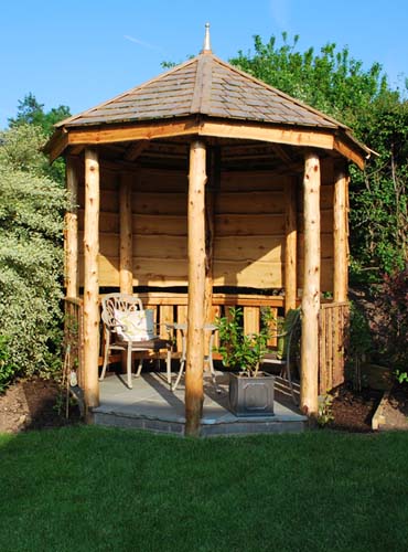 10 Desain Gazebo dengan Konsep Rustic, Tampak Natural