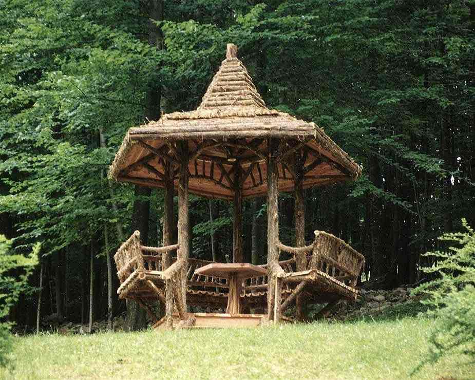 10 Desain Gazebo dengan Konsep Rustic, Tampak Natural