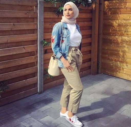 10 Ide Padukan Gaya Hijab dengan Jaket Denim, Abis Keren
